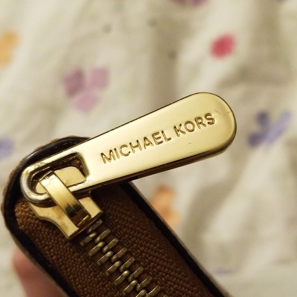 Michael Kors Zip Around Wallet - Picture 2 of 7
